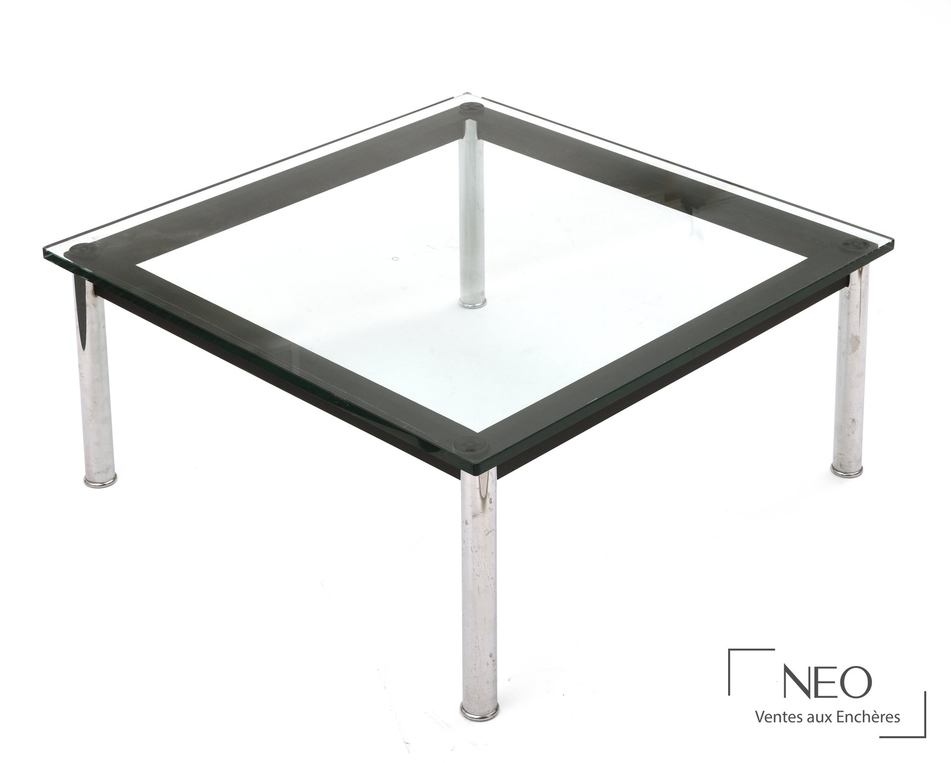 Table carrée en verre et structure chromée vue de trois quarts
