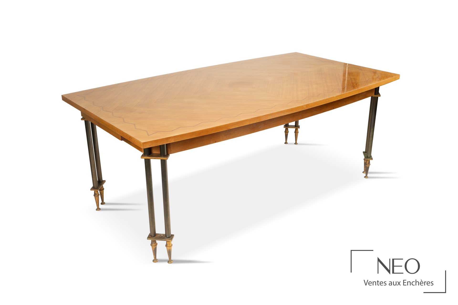 Table rectangulaire en placage de palissandre avec piétements métalliques et allonges.