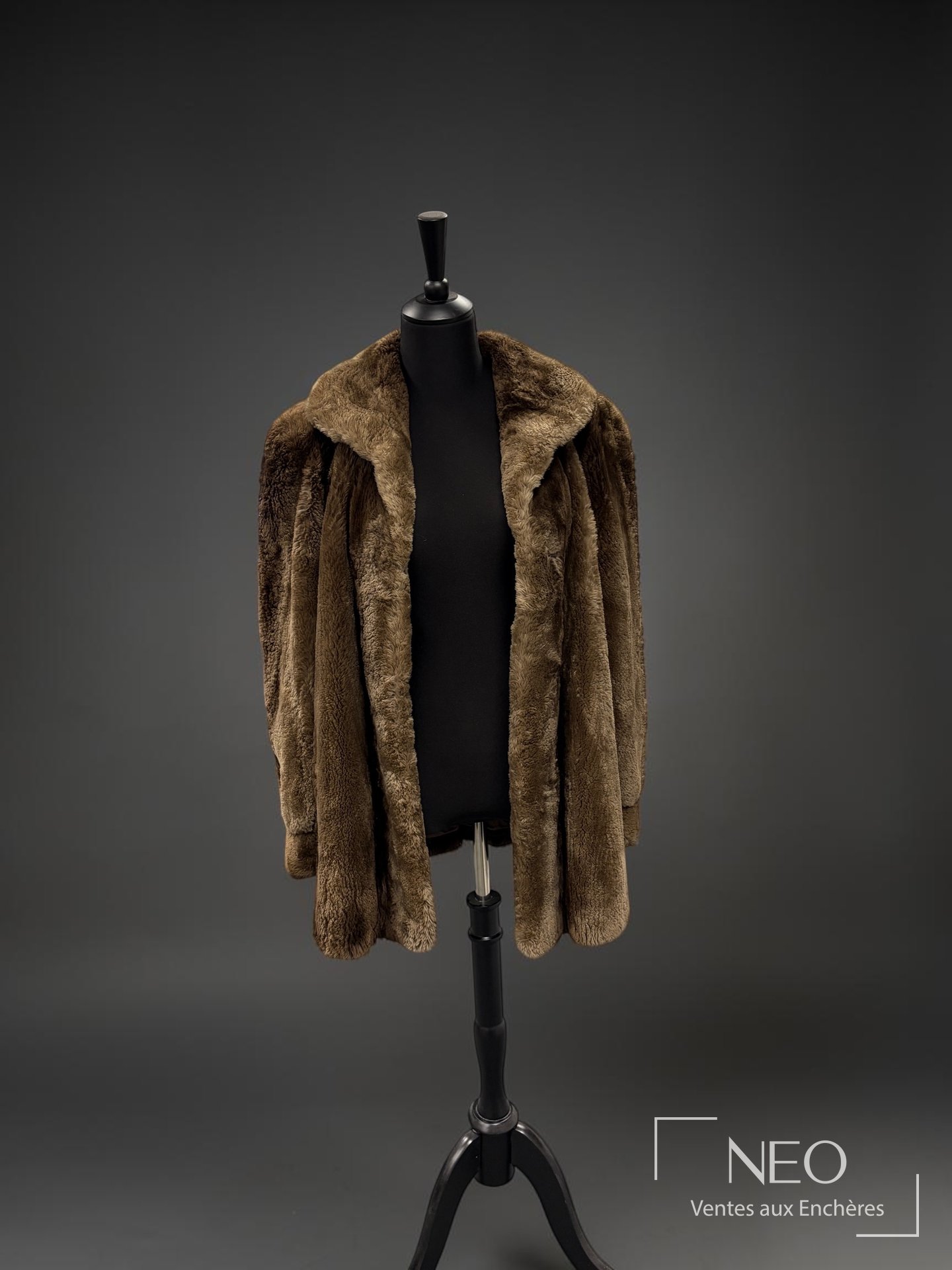 Manteau mi-long en fourrure brune présenté de face sur un mannequin
