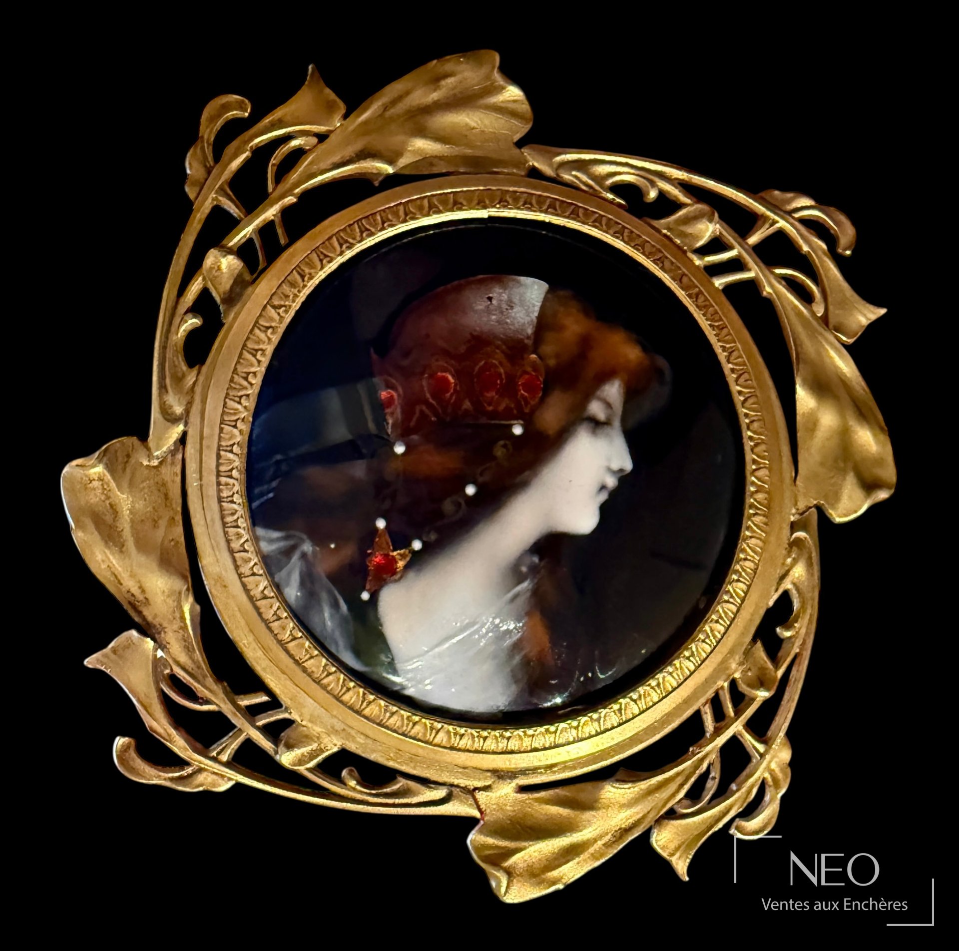 Leroy Limoges médaillon circulaire Art Nouveau en émaux polychromes