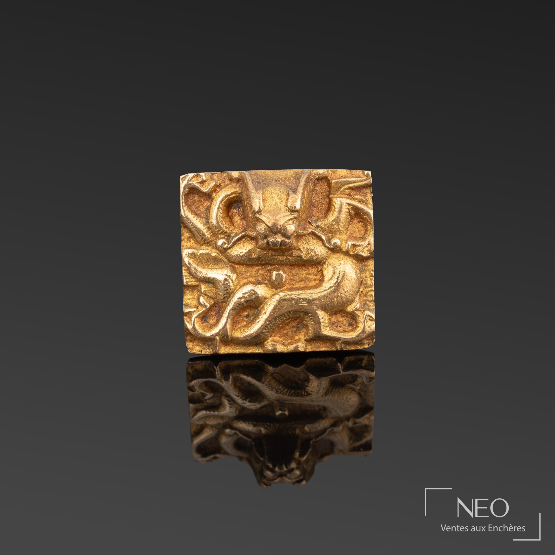 Line Vautrin, broche carrée clip en bronze doré, dragon stylisé