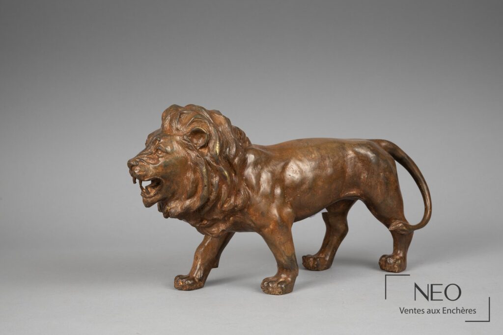 Lion en bronze à patine ocre