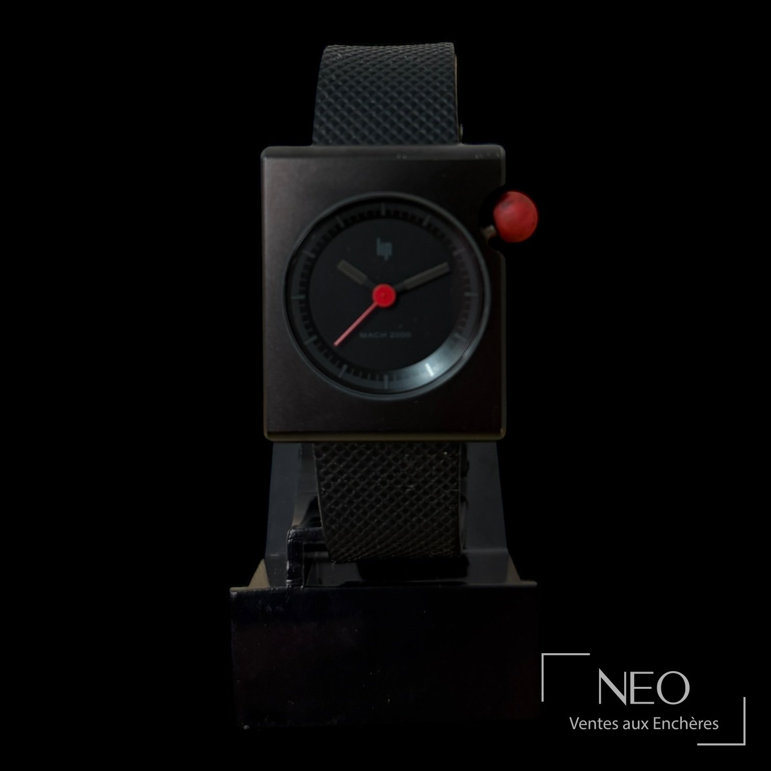 Montre LIP Mach 2000 Roger Tallon avec cadran noir et aiguilles rouges