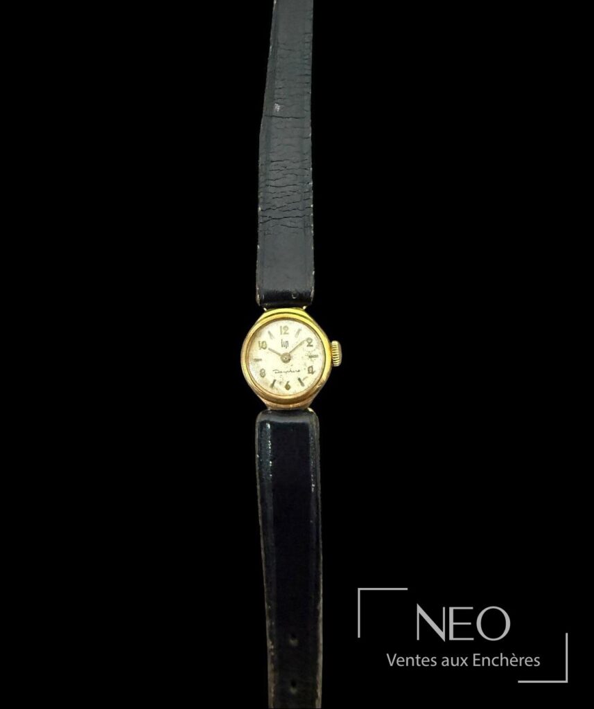 Montre bracelet LIP en métal doré avec cadran beige et bracelet en cuir noir