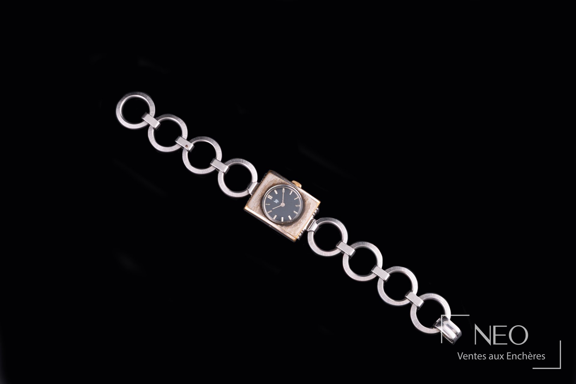LIP montre bracelet en acier à boîtier rectangulaire et cadran noir