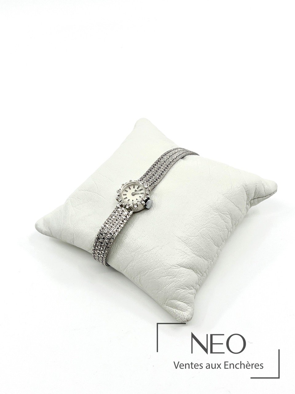 LIP montre de dame en or gris 18 carats, lunette sertie de diamants