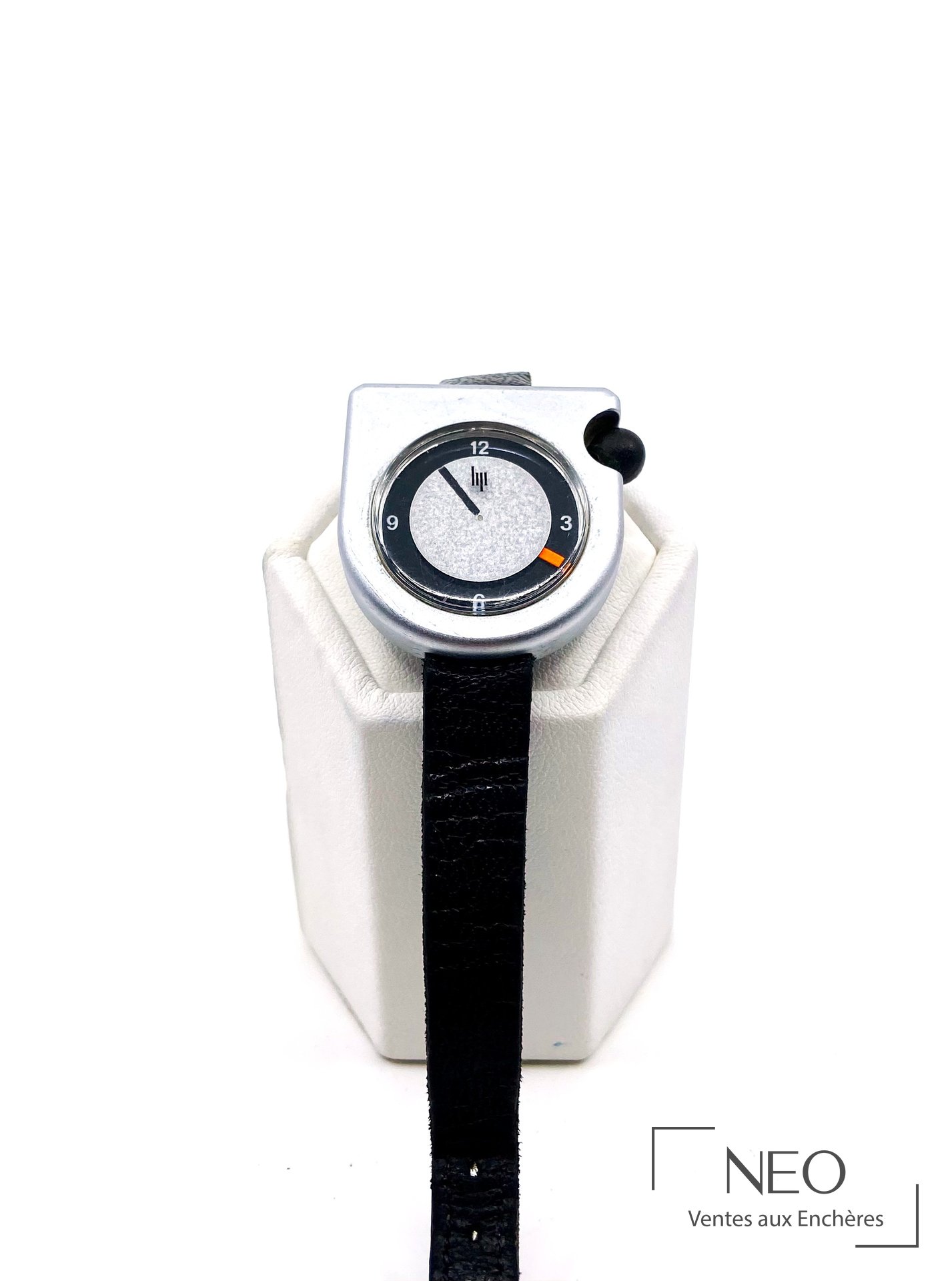 Montre LIP de design à boîtier asymétrique