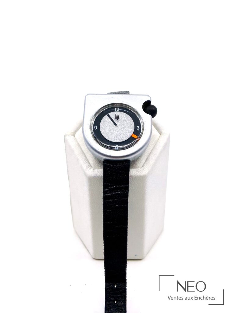 Montre LIP de design au boîtier asymétrique