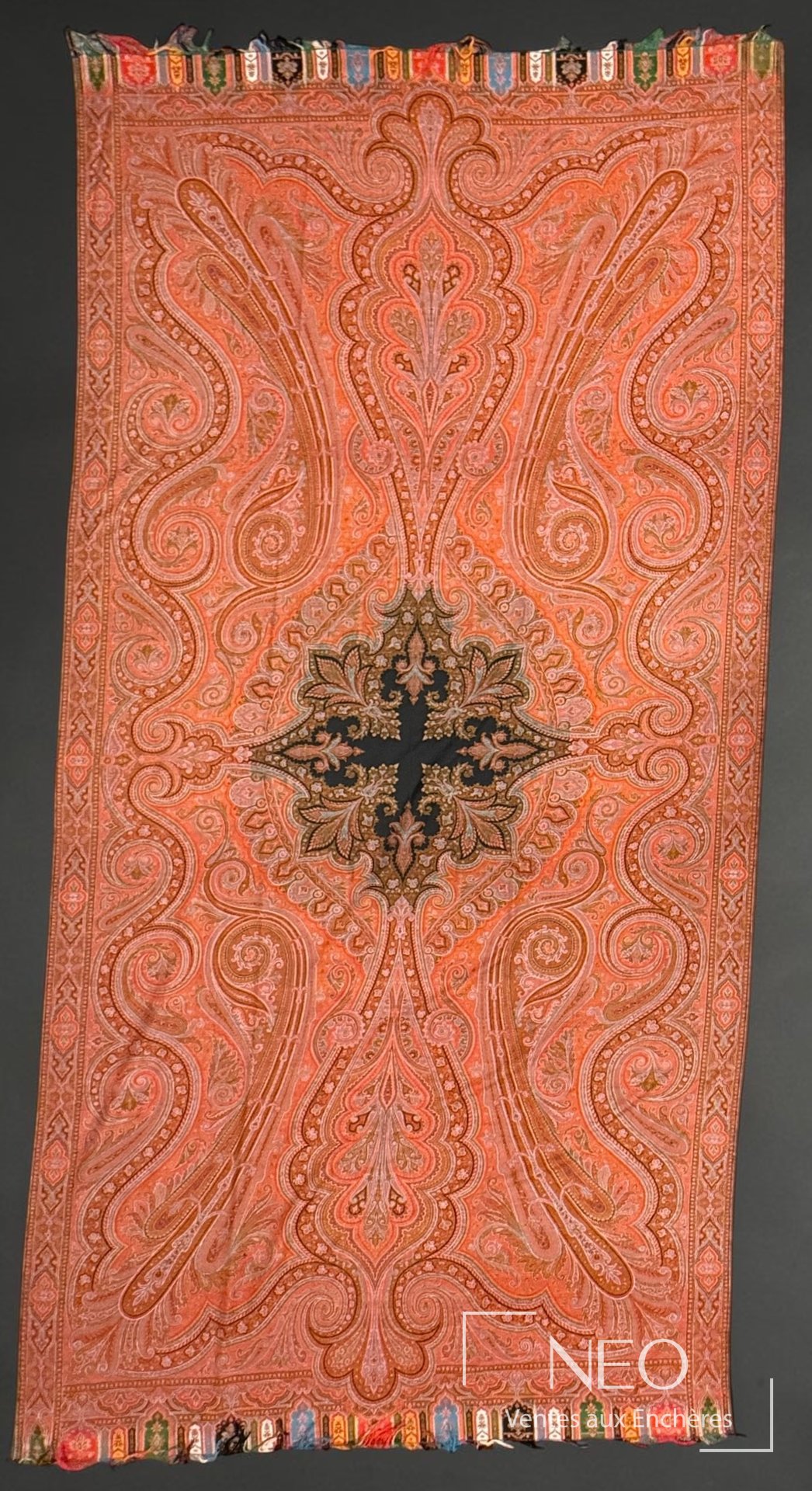 Long châle Cachemire polychrome à grand médaillon central noir