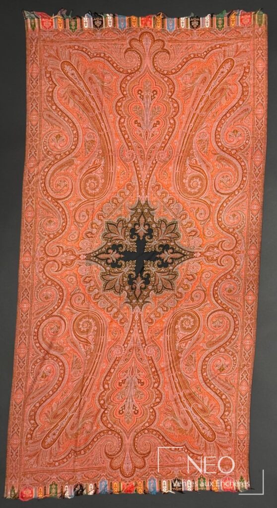 Long châle Cachemire polychrome aux grands motifs en volutes et médaillon central noir