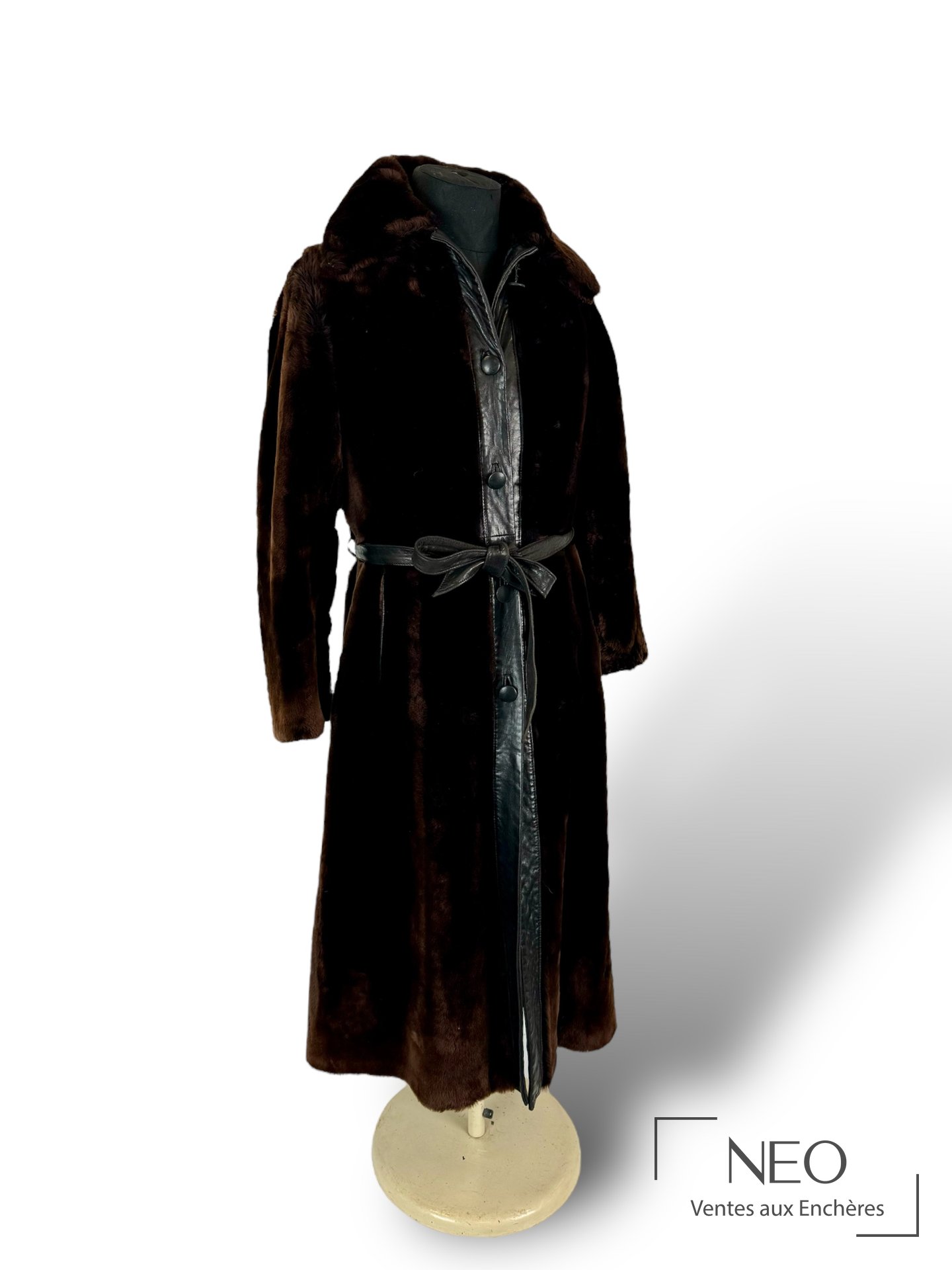 Long manteau en fourrure mouton dorée présenté de face sur mannequin