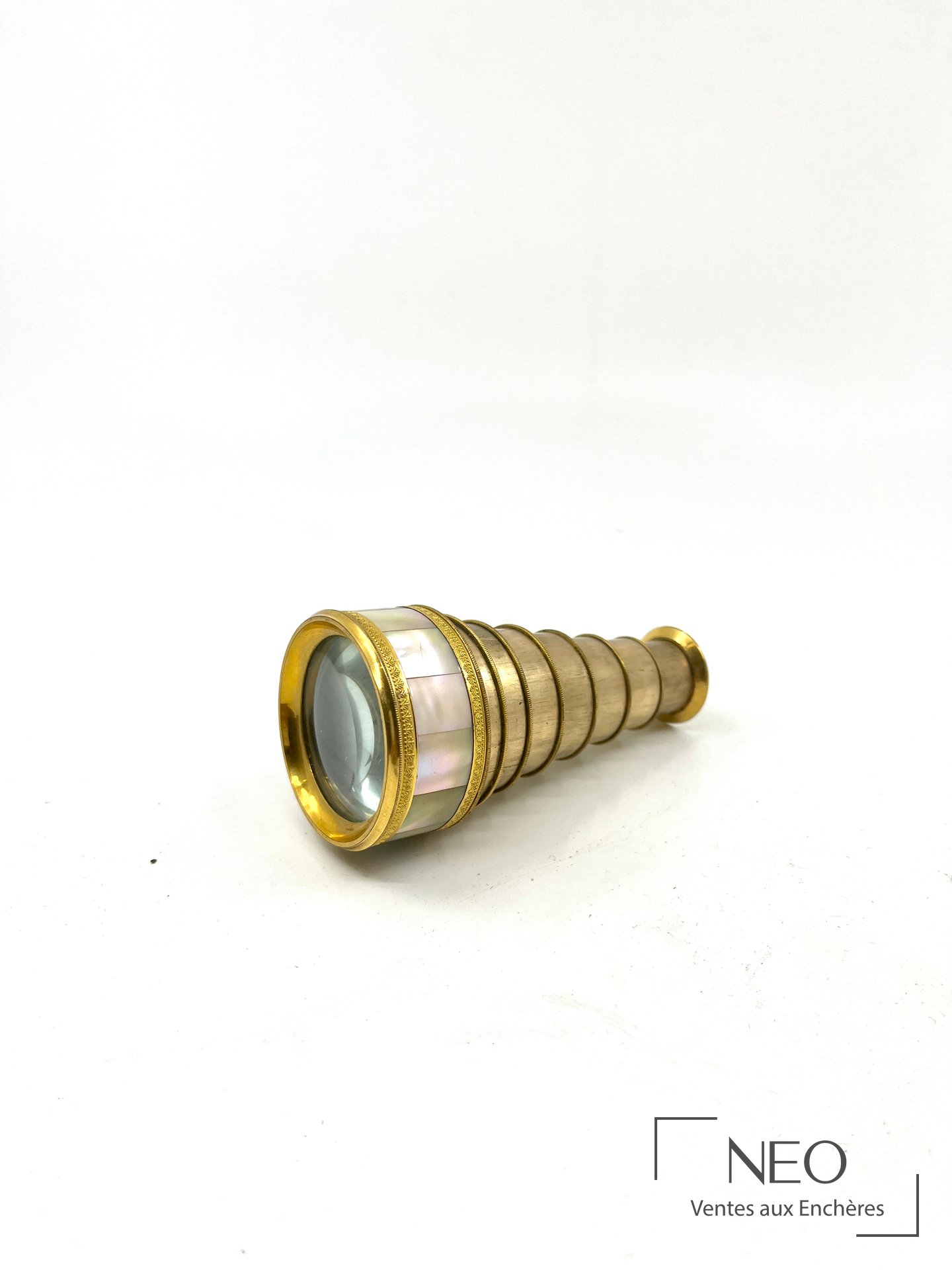 Lorgnette de théâtre en métal doré et nacre