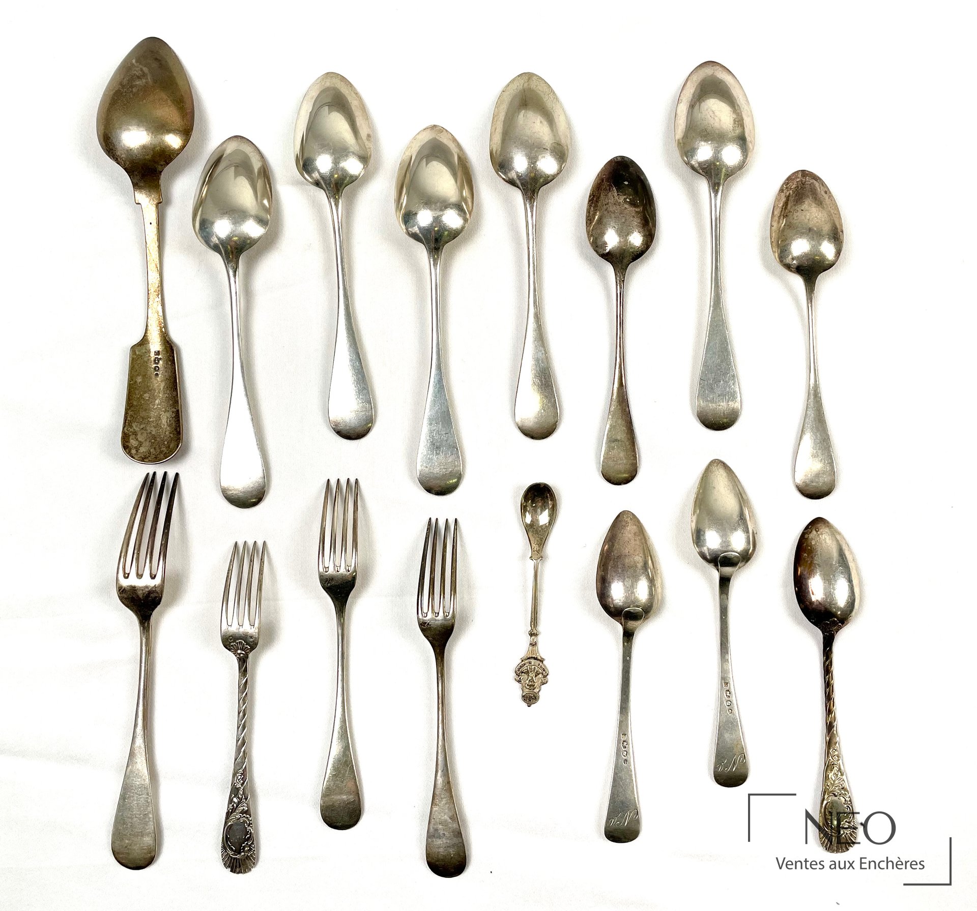 Ensemble de couverts et cuillères en argent sur fond blanc