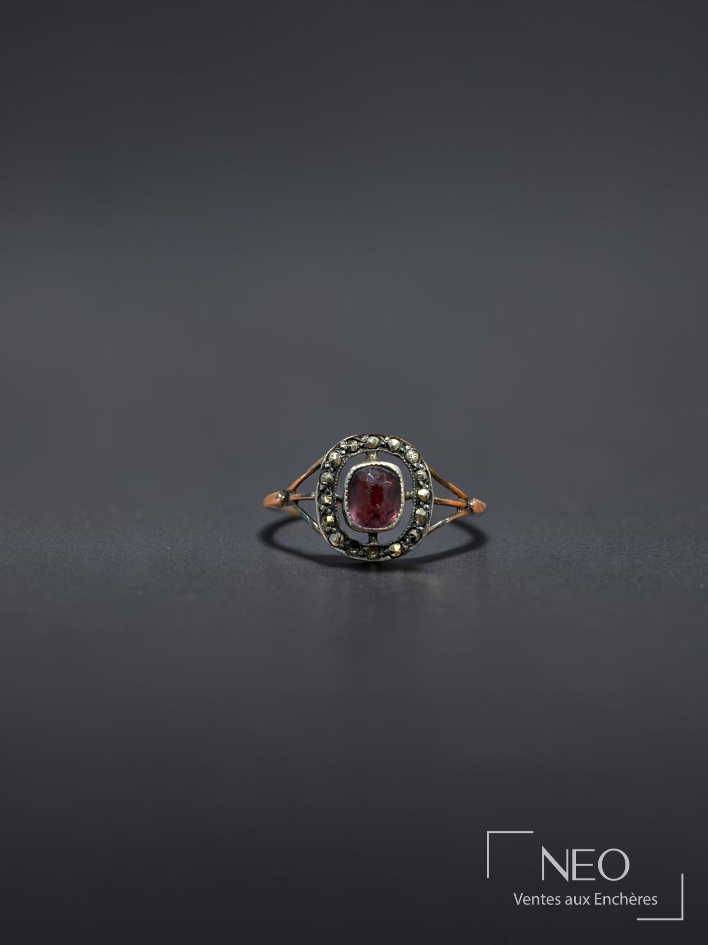 Bague en or rose et argent avec pierre violette facettée entourée de petites pierres grises