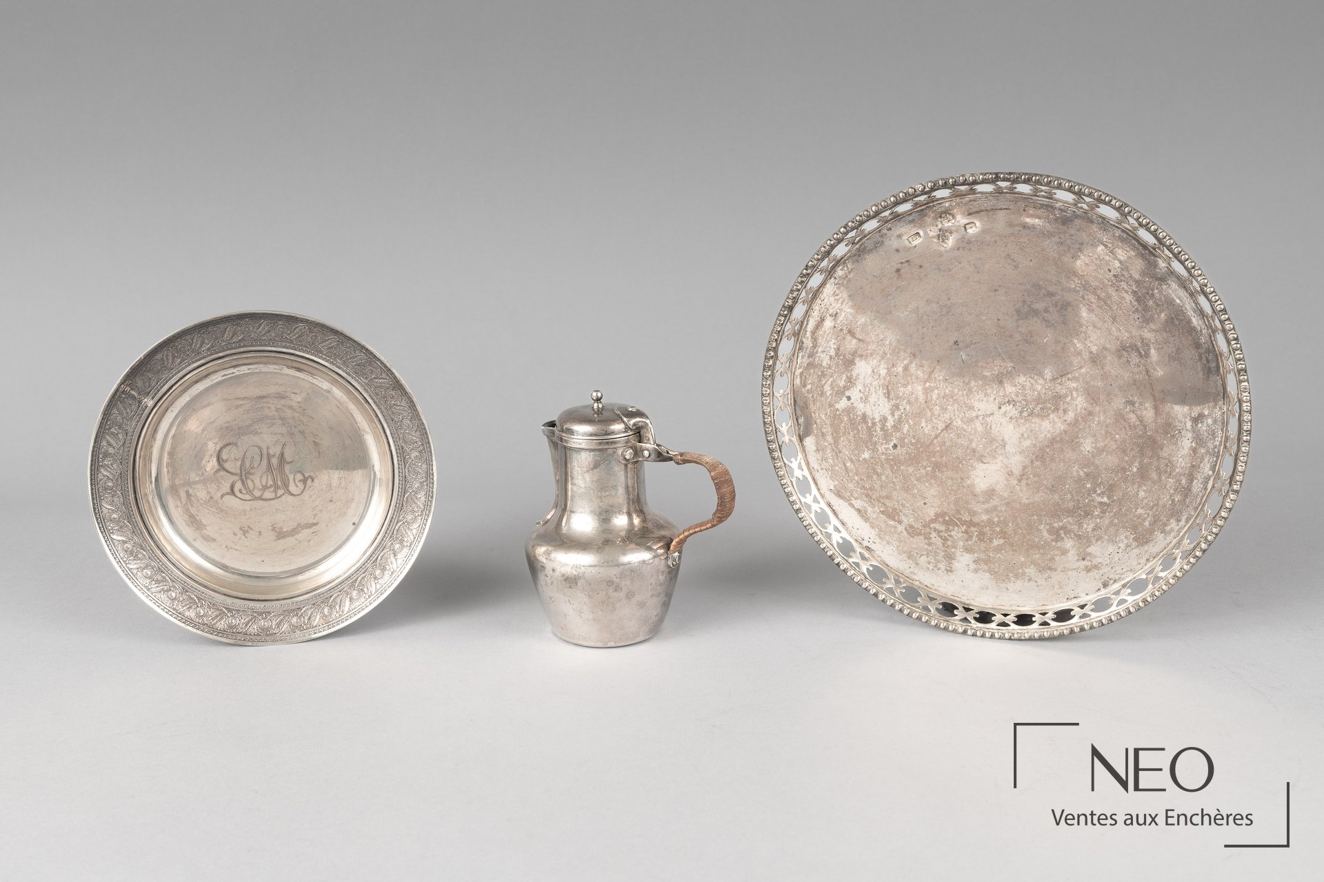 Lot de trois pièces en argent : plat, coupelle et petite verseuse
