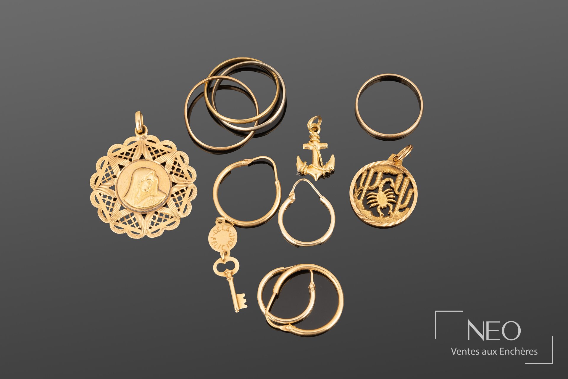 Lot en or jaune 18K, alliances, créoles et pendentifs