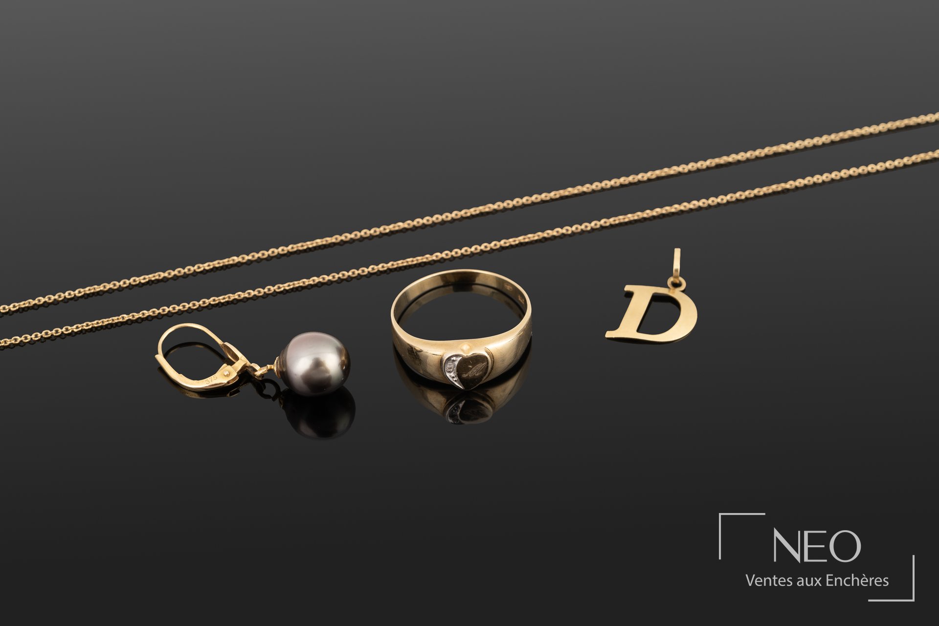 Lot en or jaune 9K et 18K, bague, boucle d’oreille et chaîne avec pendentif