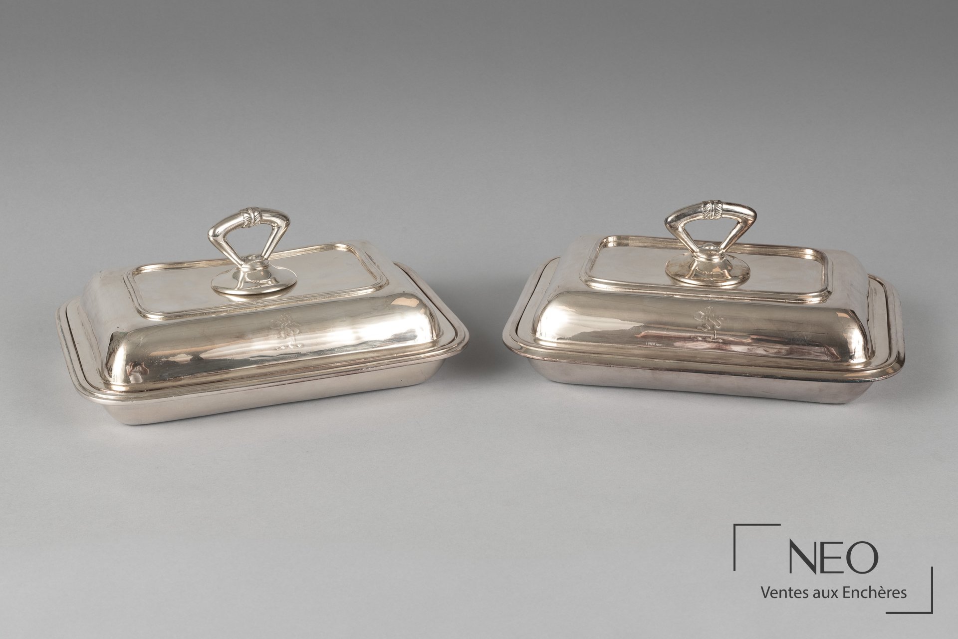 Lot en métal argenté comprenant plats de service, plateaux et assiette ronde
