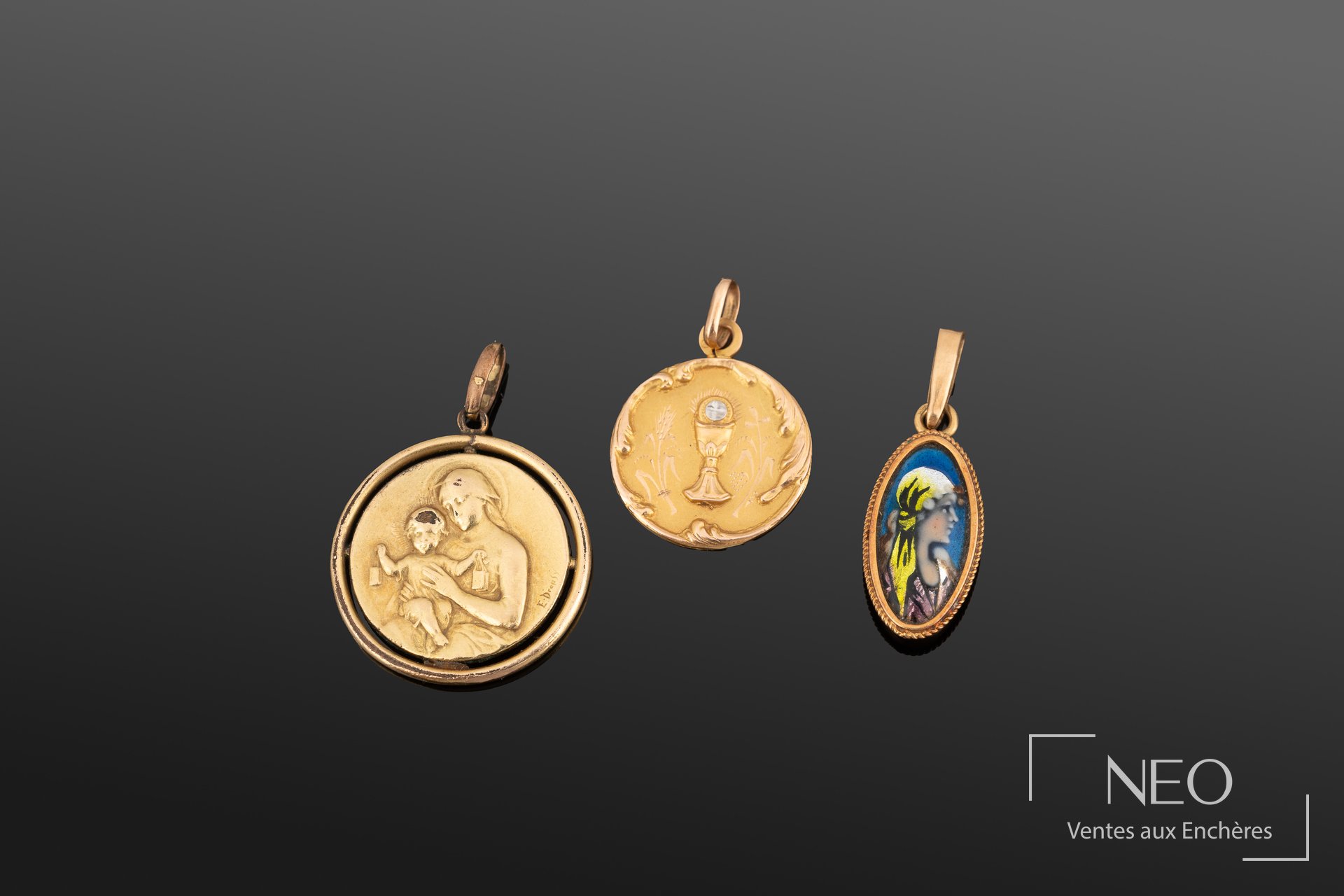 Lot en or jaune 18K de trois médailles religieuses