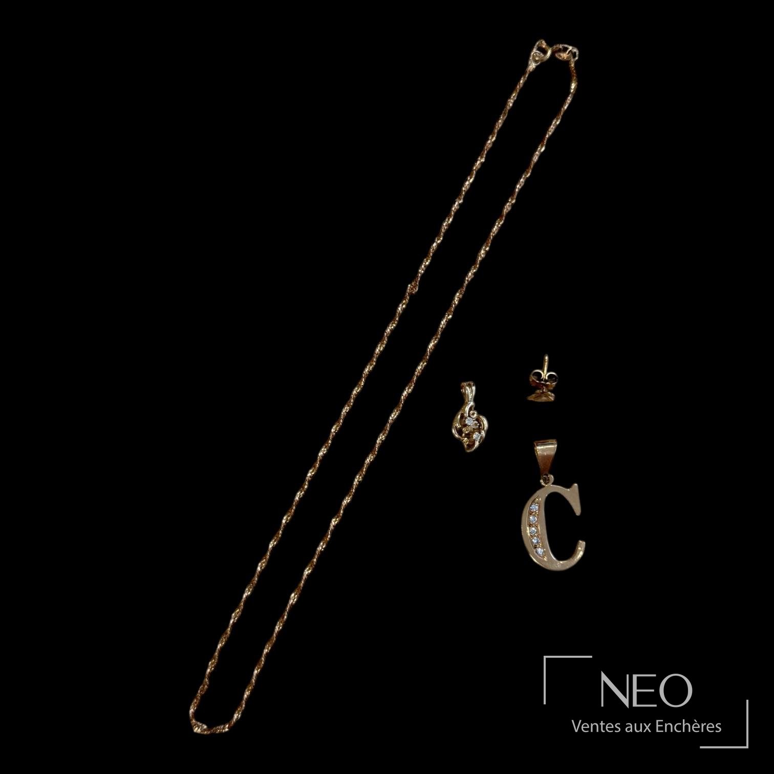 Lot en or jaune 18 et 14 carats, pendentifs et chaîne torsadée