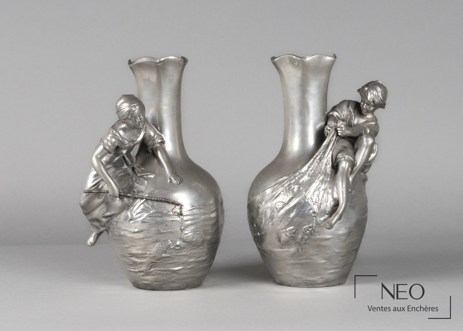 Paire de vases en étain Art nouveau à décor d'enfants pêcheurs