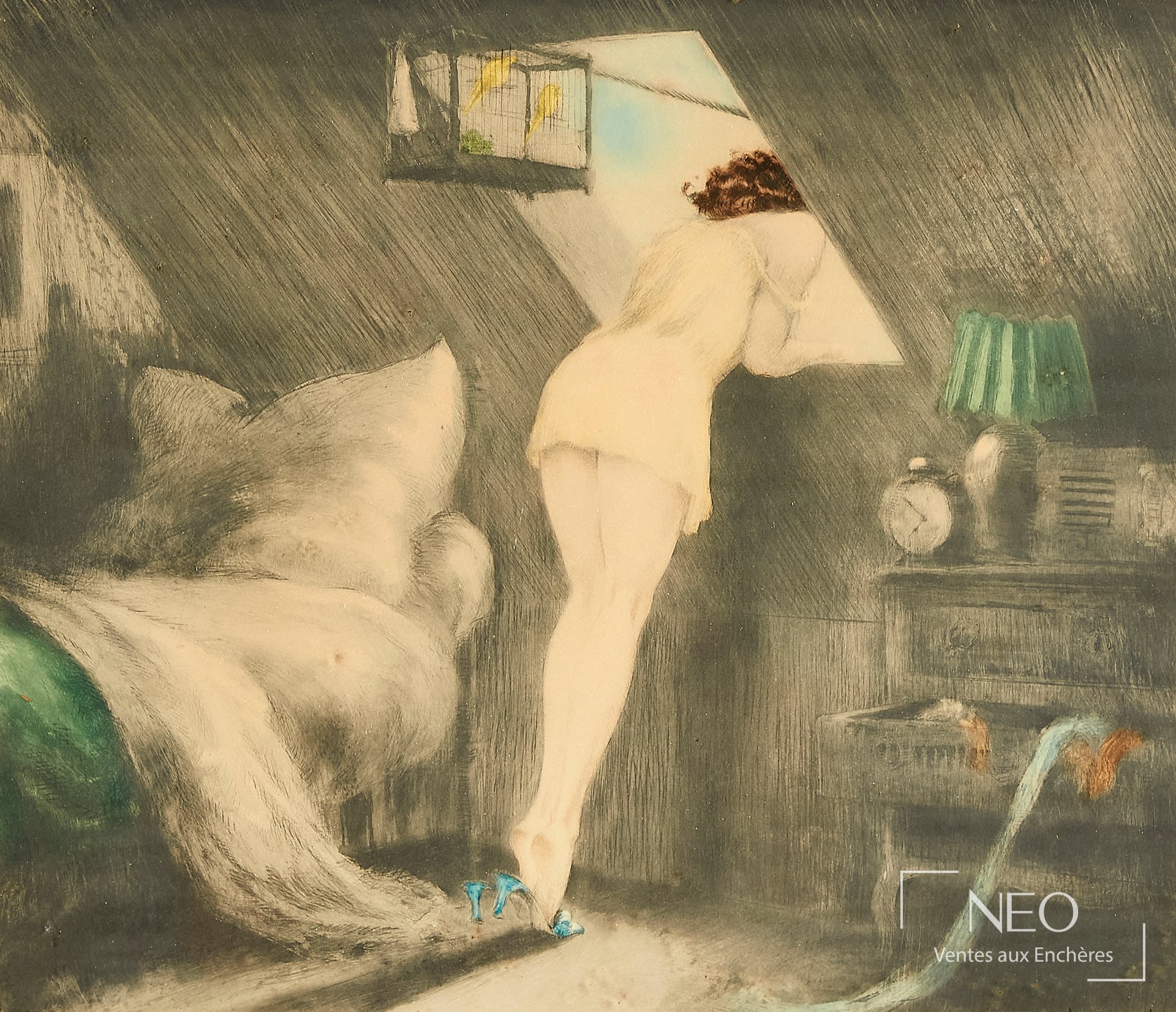 Jeune femme en nuisette rose dans un intérieur mansardé