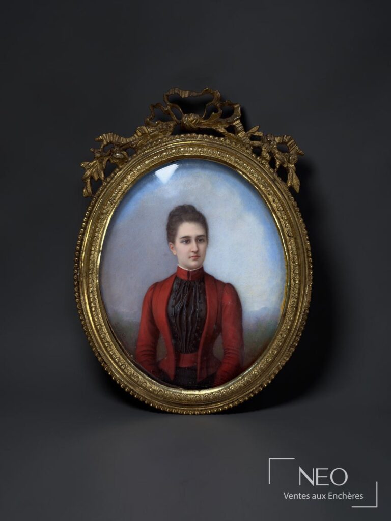 Miniature ovale représentant une élégante en manteau rouge dans un cadre doré