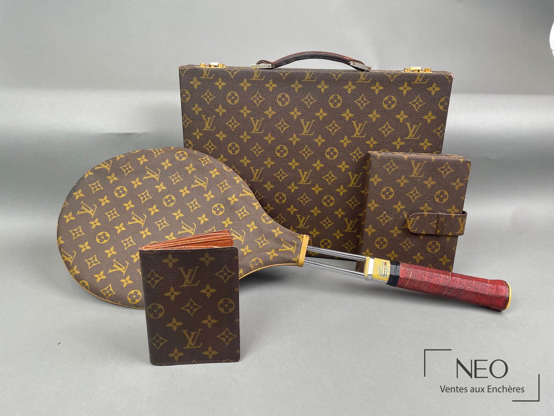 Louis Vuitton en toile enduite monogrammée, ensemble d’accessoires et valise
