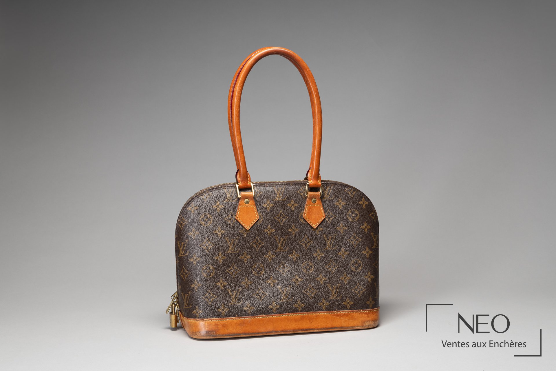 Sac Louis Vuitton Alma en toile monogrammée avec anses en cuir naturel et base patinée