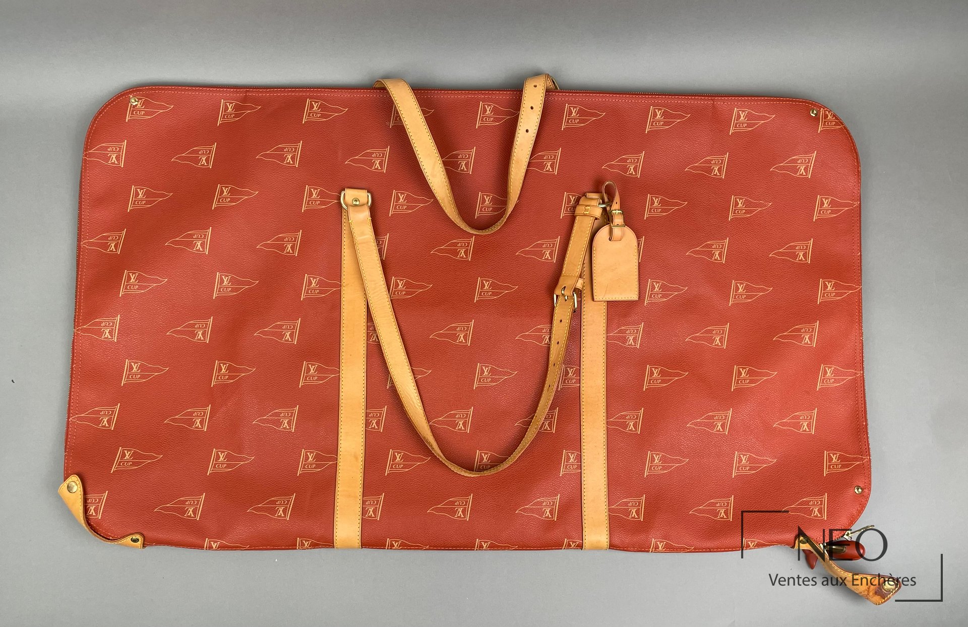 Louis Vuitton sac de costume dit porte-habit America&rsquo;s Cup en toile enduite rouge