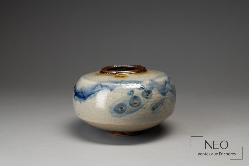 Vase pansu en céramique émaillée bleue vu de face