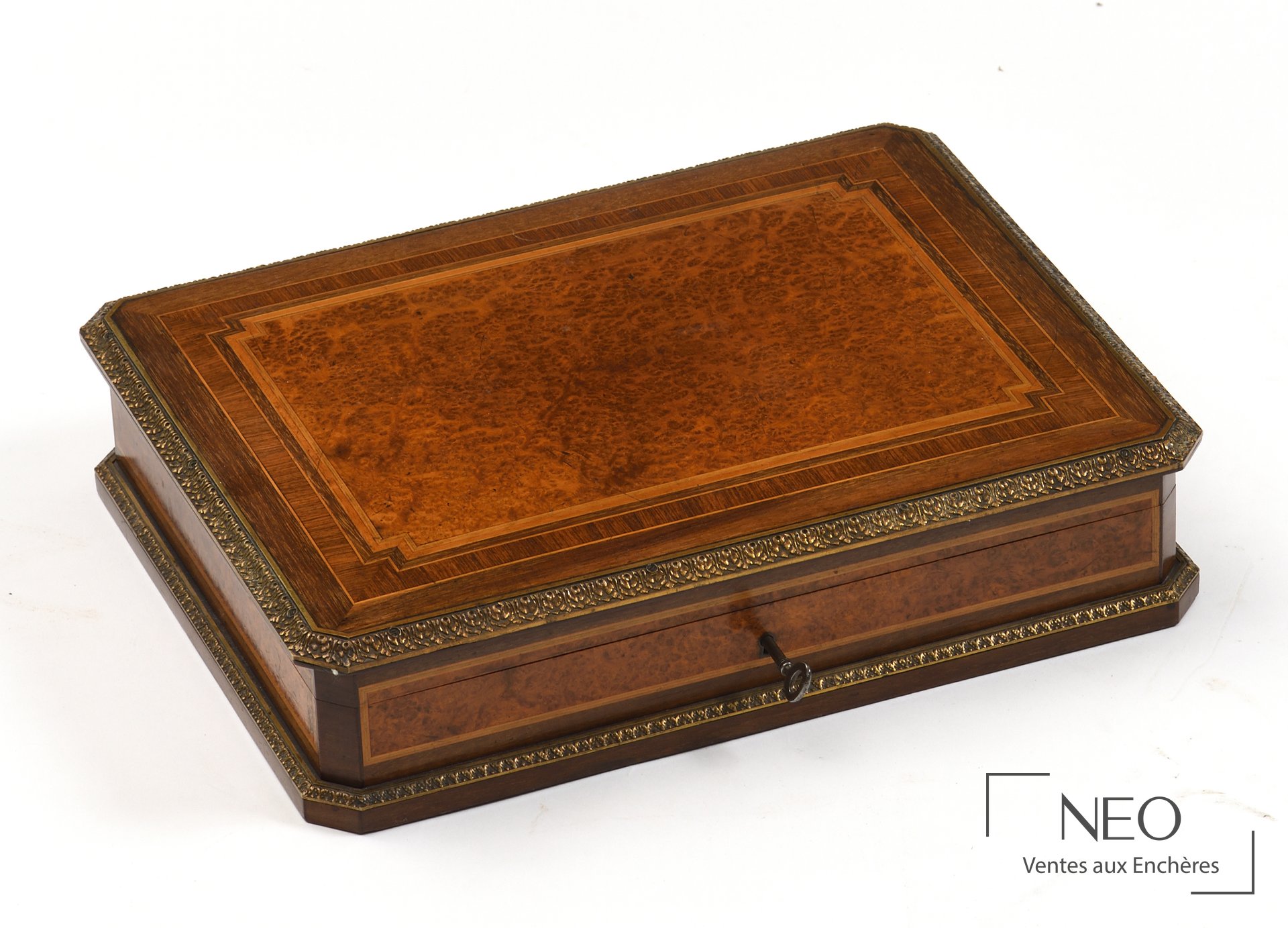 Maison Alphonse Giroux coffret à jeux en placage de bois de loupe et laiton doré