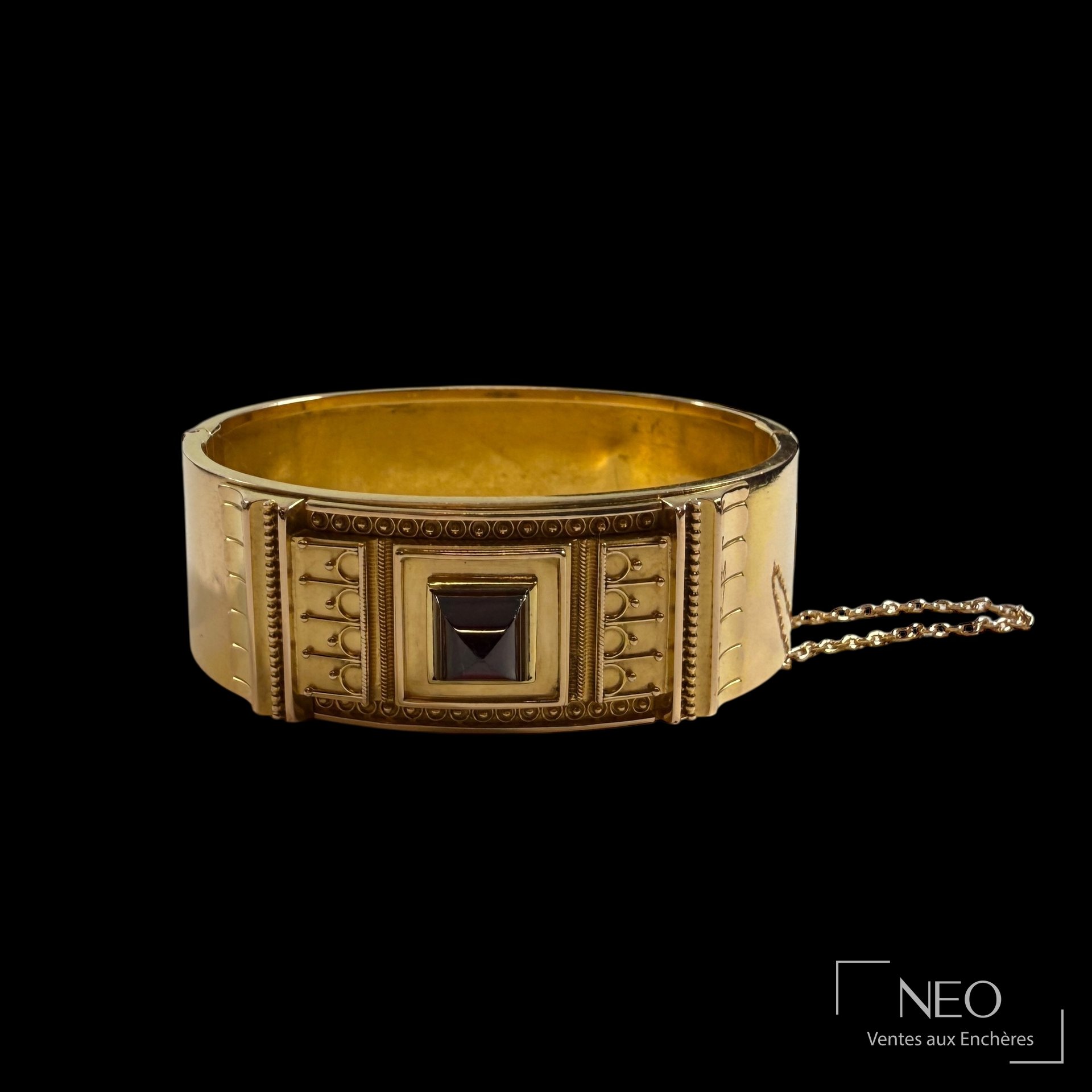 Maison SAVARD bracelet jonc ouvrant en or jaune 18 carats, style orientaliste