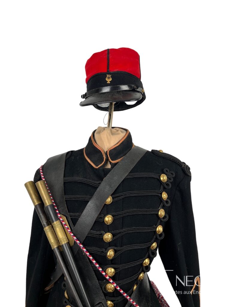 Mannequin de musicien en uniforme noir et garance avec képi