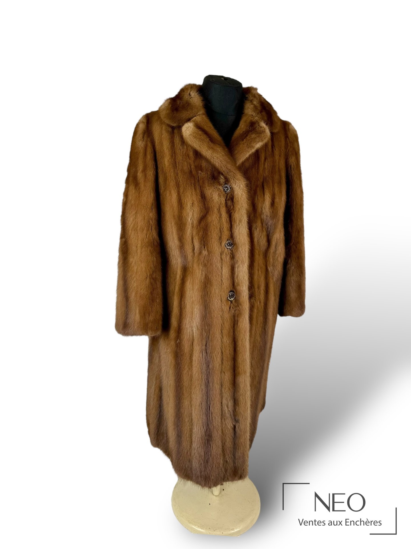 Long manteau en fourrure de vison clair présenté de face sur un mannequin