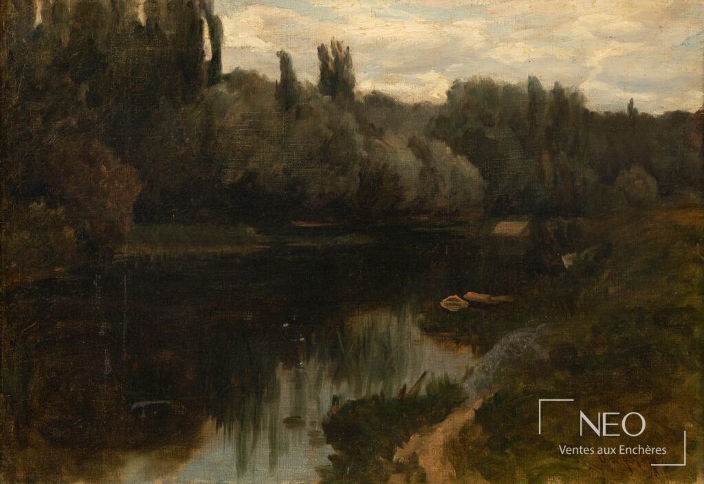 Paysage boisé sombre traversé par un plan d'eau sous un ciel clair
