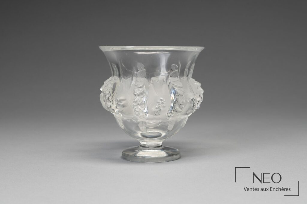Vase Médicis en cristal incolore à décor en relief