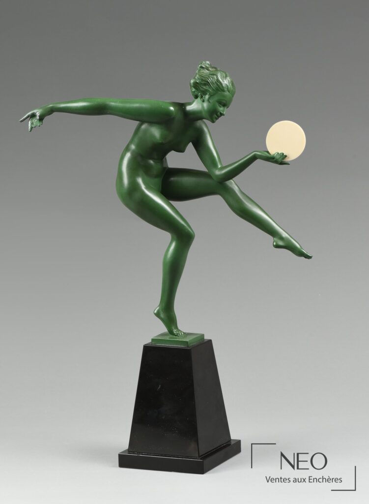 Danseuse Art Déco verte tenant un disque blanc