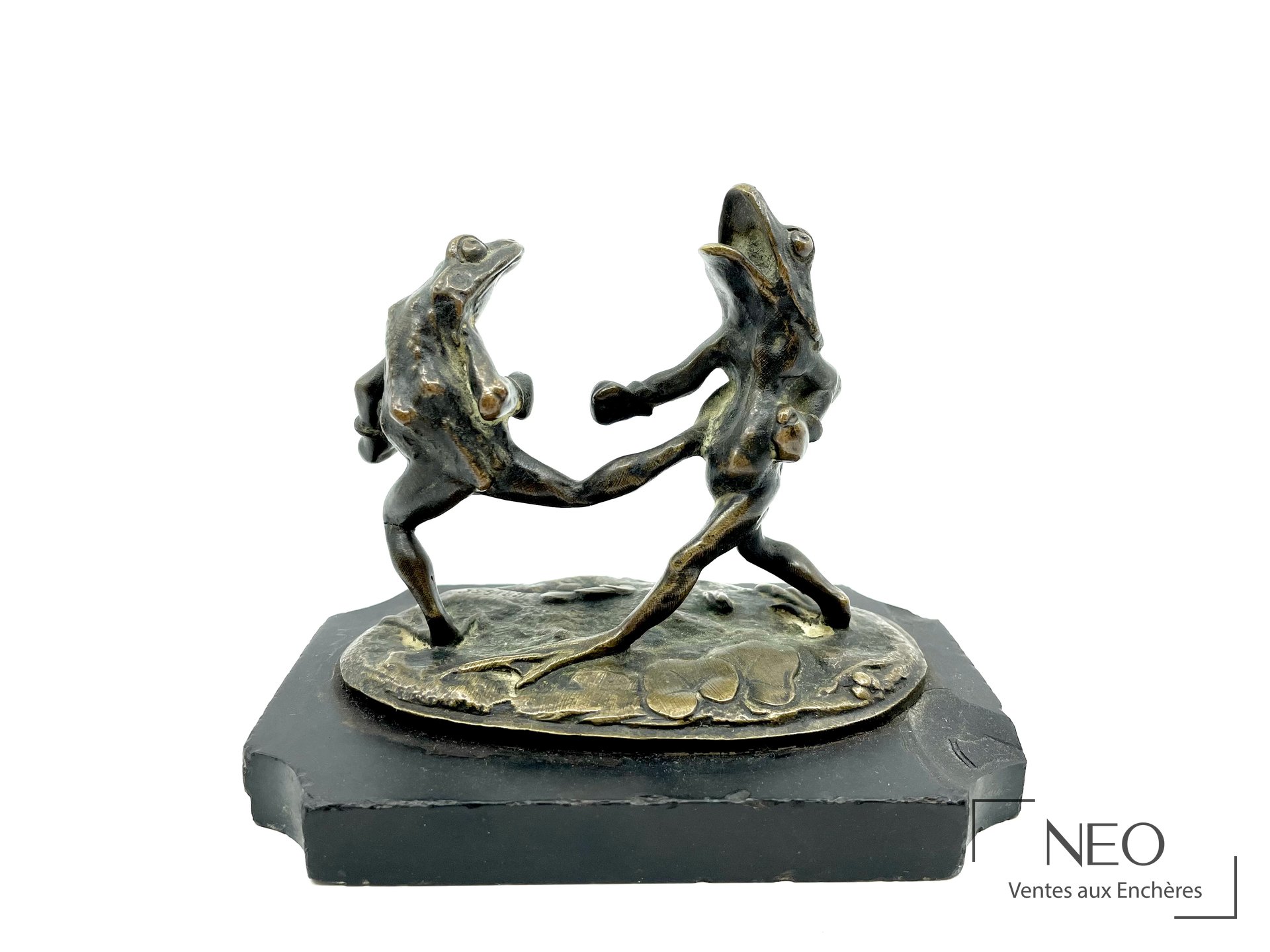 Deux grenouilles en bronze à patine dorée sur socle en pierre