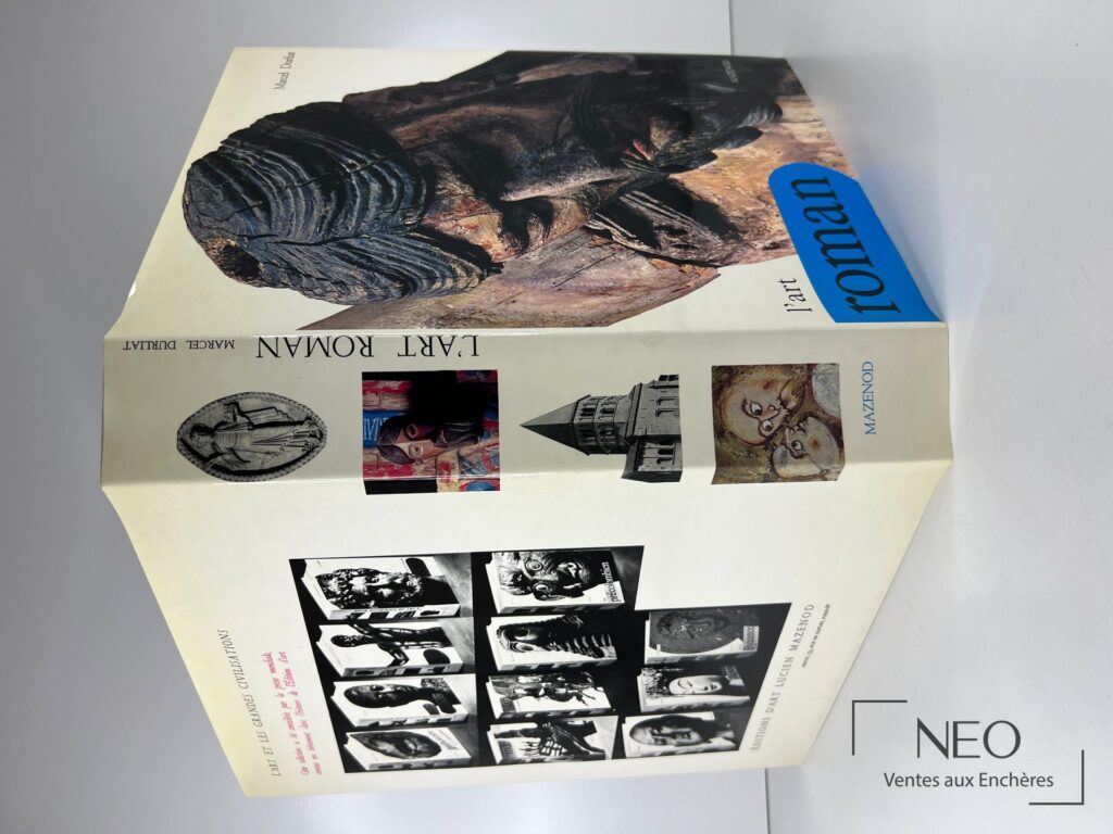 Livre L'art Roman de Marcel Durliat avec jaquette illustrée et coffret visibles