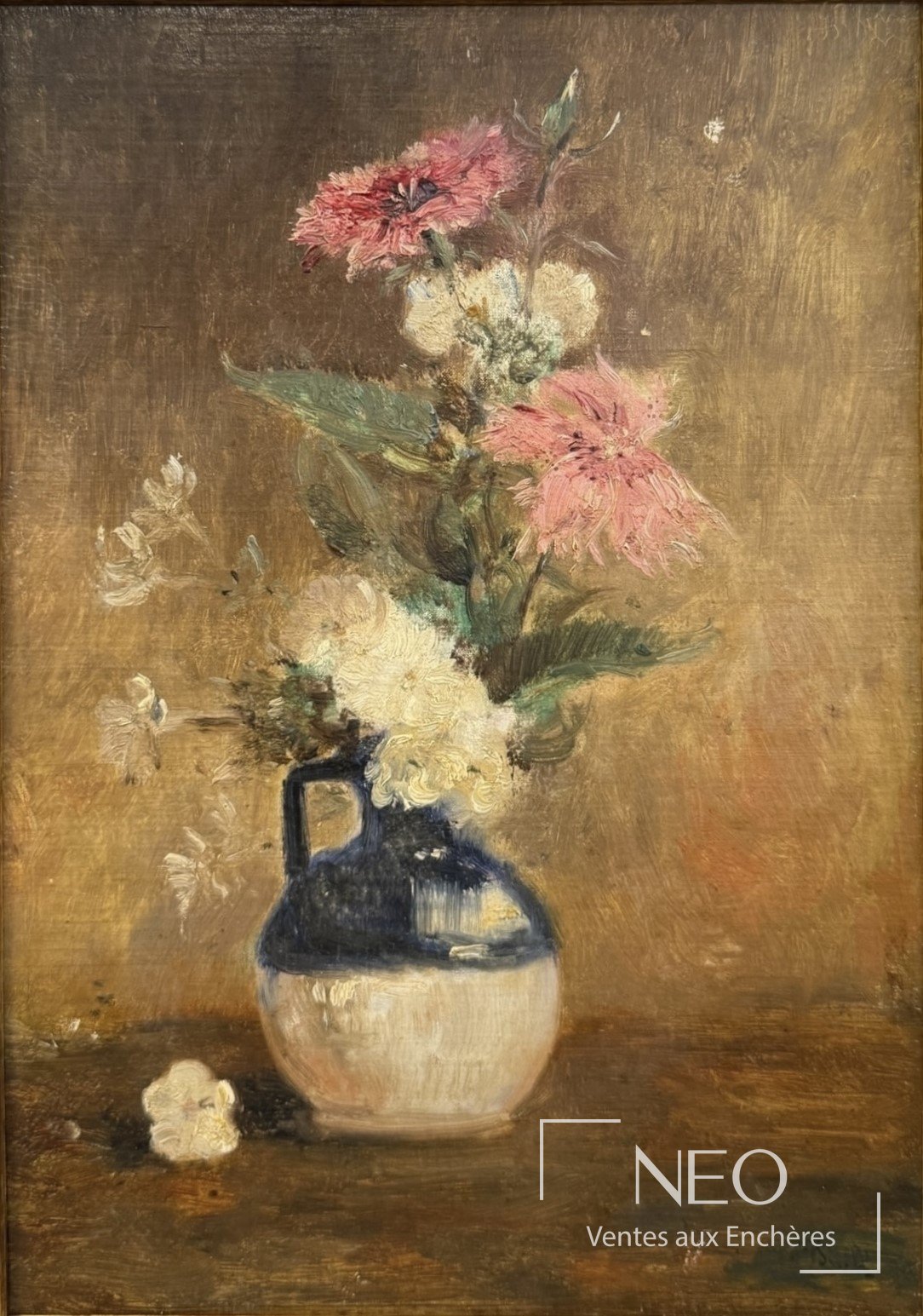 Nature morte florale avec chrysanthèmes roses et vase bleu sur fond brun