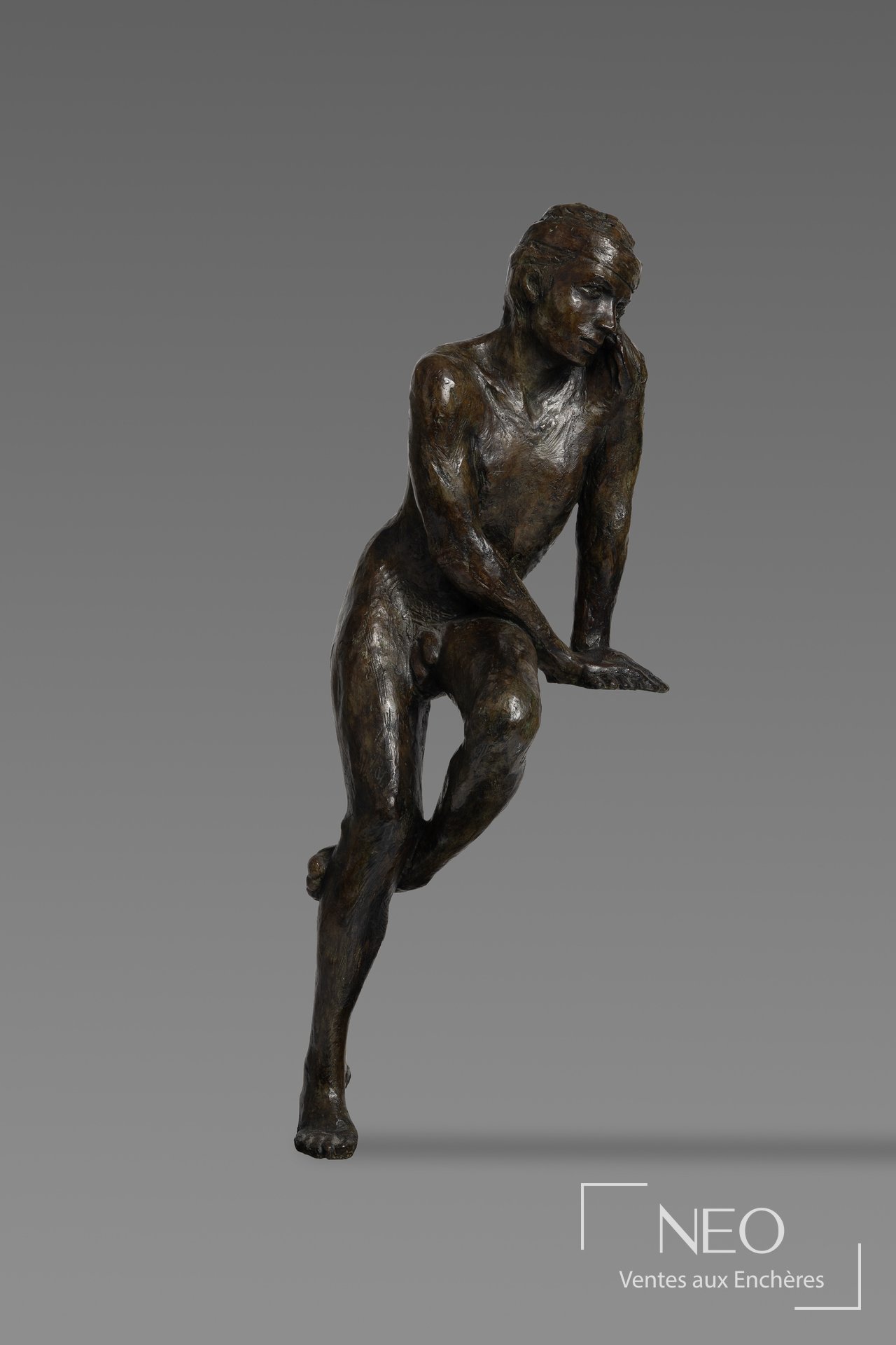 Sculpture en bronze d'un homme assis enturbanné