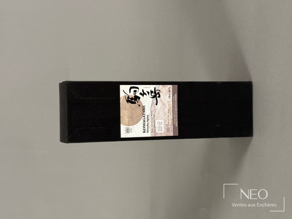 Étui noir rectangulaire du whisky Mars Komagatake vu par le dessus
