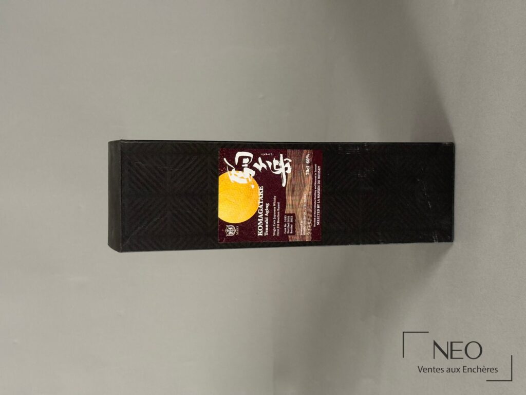 Étui noir de whisky Mars Komagatake Tsunuki Aging avec étiquette centrale