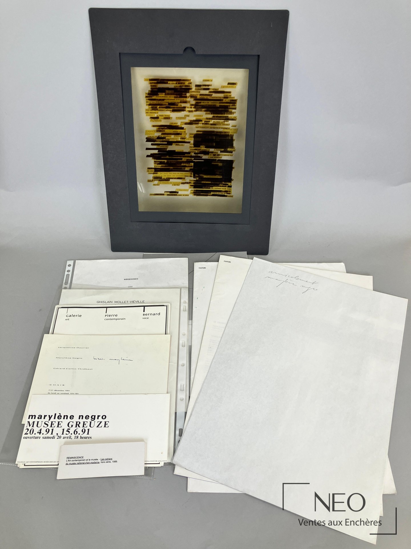 L’œuvre encadrée accompagnée de documents et cartons d’exposition.