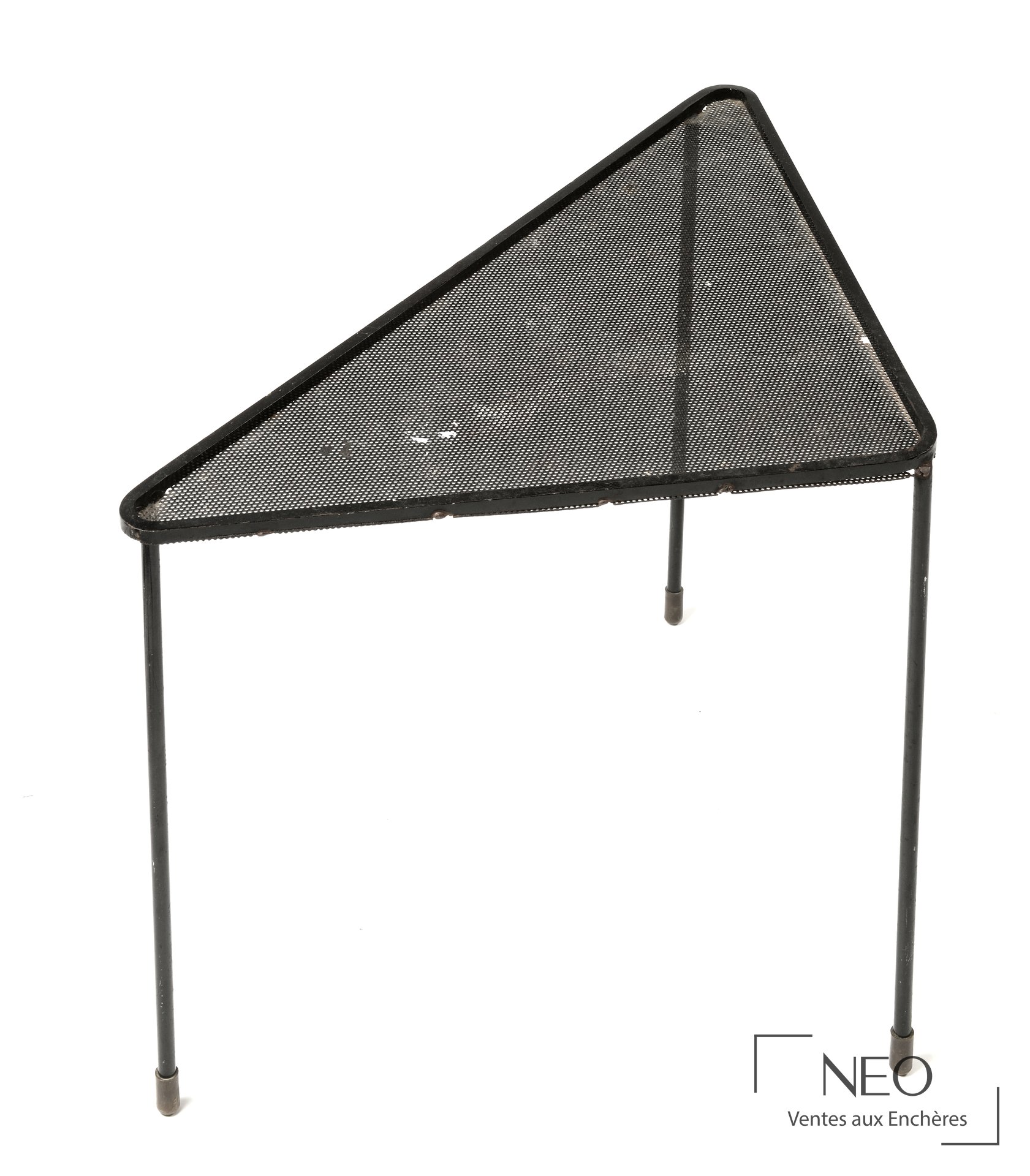 Mathieu Matégot table basse triangulaire en métal perforé, années 50