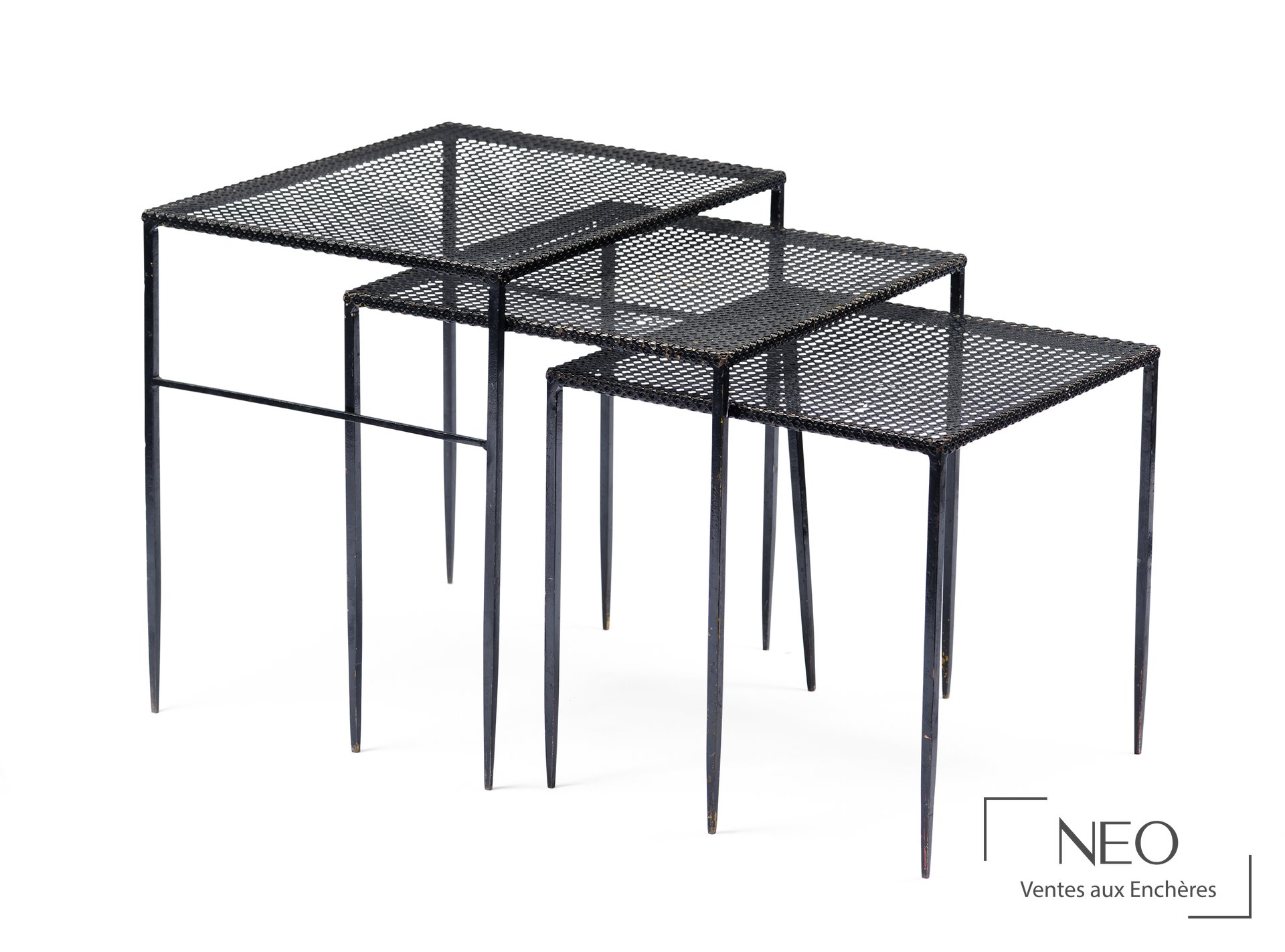 Trois tables gigognes noires en tôle perforée