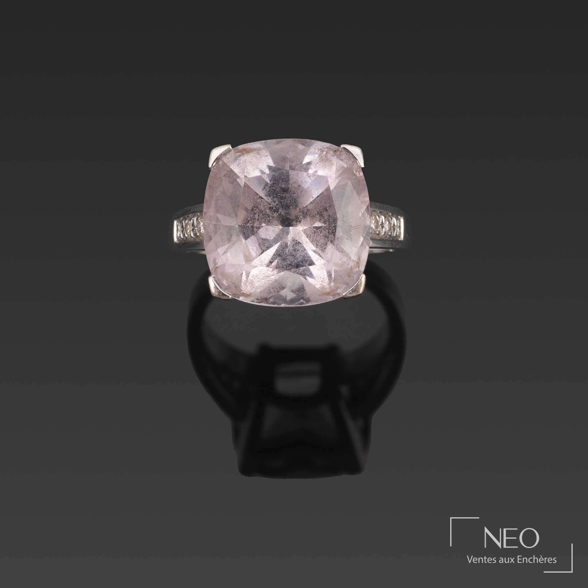 Bague Mauboussin en or gris avec quartz rose central et diamants sur les côtés
