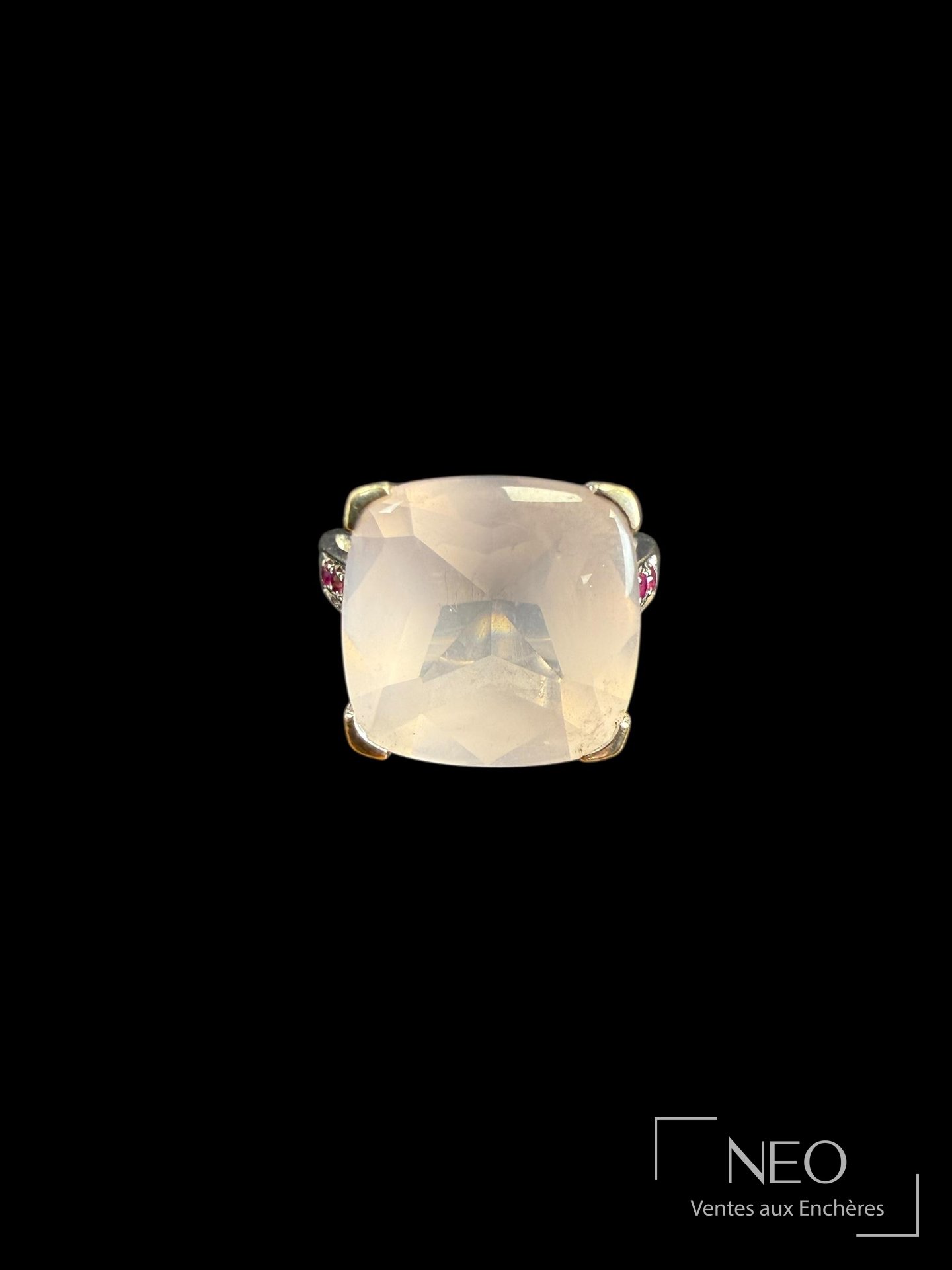 Bague Mauboussin en or blanc avec quartz rose taille coussin et rubis sur les côtés
