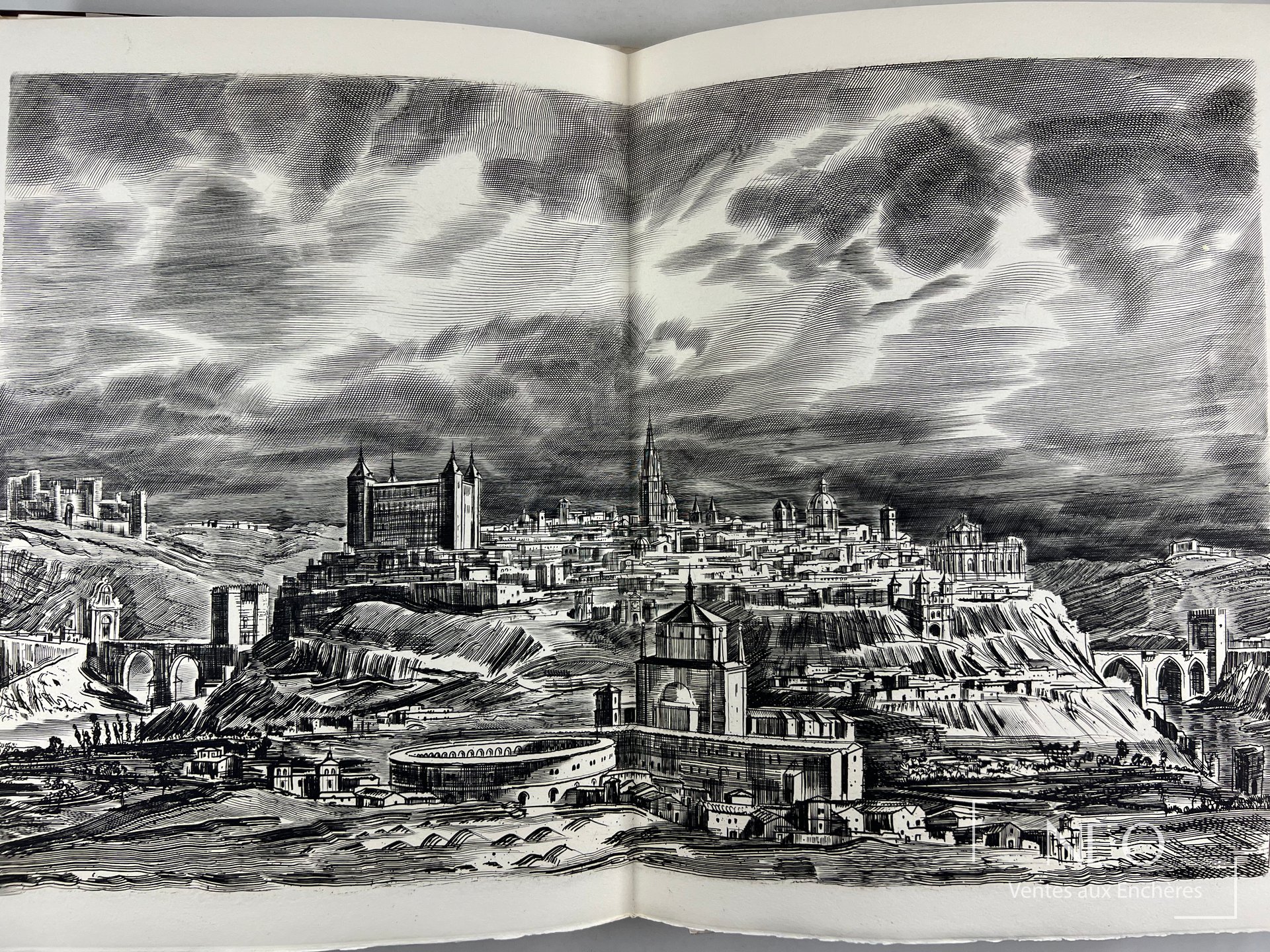 Double page illustrée en noir et blanc avec vue d'une ville et grands nuages